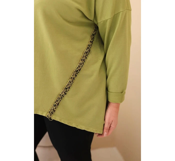 Dámská blůza Plus Size bavlněná s ohrnutým rukávem a model 21837248 v leopardím vzoru olivová - K-Fashion