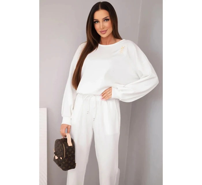 Dámský komplet máslo svetr s broží a kalhoty s rovnou nohavicí ecru