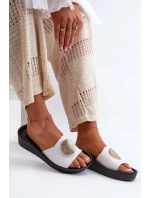 Zazoo 2920 Kožené Dámské Žabky Na Klinu S Zlatým Detailní Bílé Zazoo 2920 Zazoo 2920 Kožené Dámské Žabky Na Klinu S Zlatým Detailní Bílé Zazoo 2920