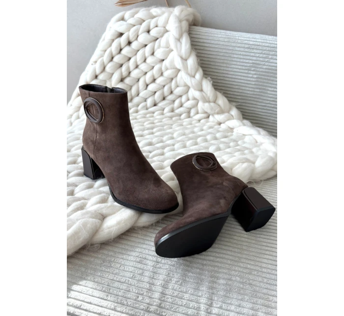 Dámské zateplené kotníkové botky z semiše na sloupku s ozdobným detailem – hnědé Artiker Dámské zateplené kotníkové botky z semiše na sloupku s ozdobným detailem – hnědé Artiker