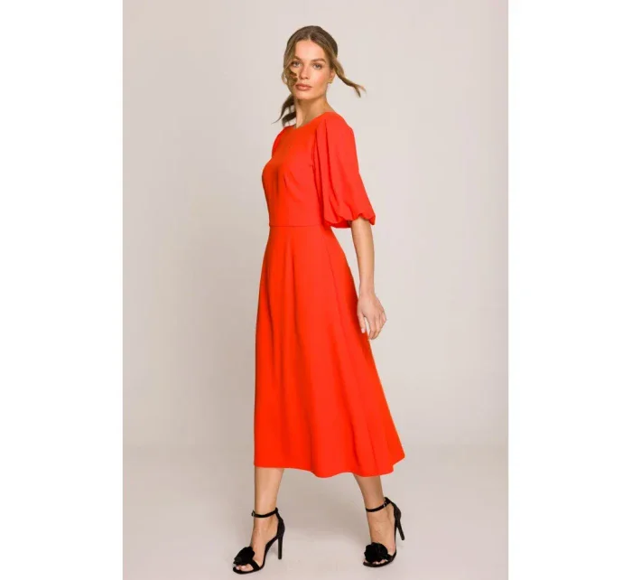 model 20966259 Šaty s puff rukávy korálová barva - STYLOVE