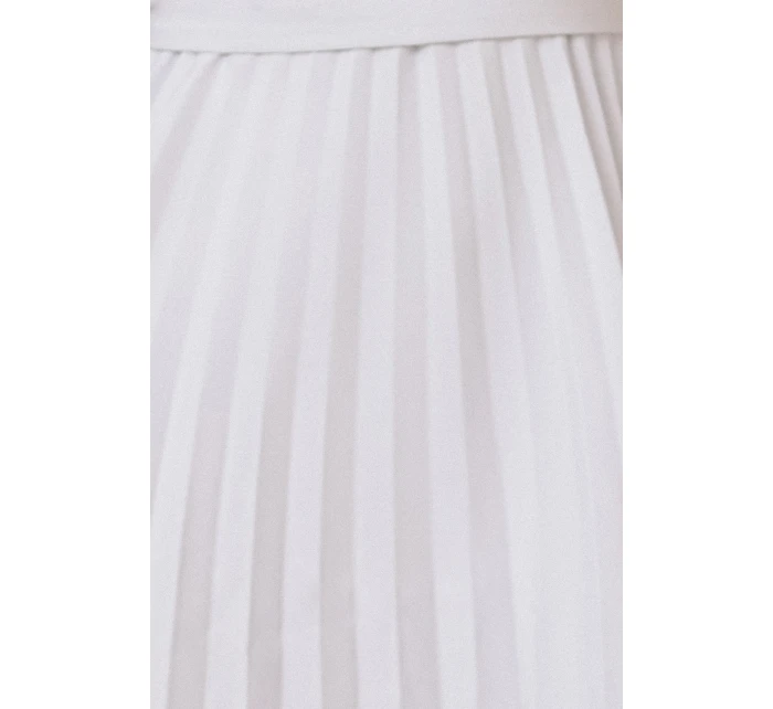 LILA Plisované šaty s krátkými rukávy a páskem model 21215937 - numoco LILA Plisované šaty s krátkými rukávy a páskem model 21215937 - numoco