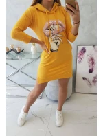 Šaty s delšími zády a barevným hořčicovým potiskem Šaty s delšími zády a barevným hořčicovým potiskem