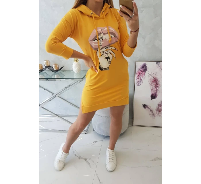 Šaty s delšími zády a barevným hořčicovým potiskem Šaty s delšími zády a barevným hořčicovým potiskem