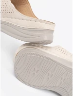 Zajímavé nazouváky dámské Jasnobeżowy na plochém podpatku Zajímavé nazouváky dámské Jasnobeżowy na plochém podpatku