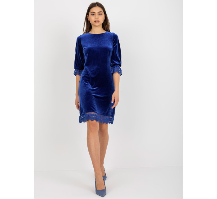 Kobaltově modré velurové koktejlové šaty s 3/4 rukávy