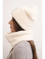 Dámská polarová souprava čepice a šála s ozdobnou nášivkou světle béžová Dámská polarová souprava čepice a šála s ozdobnou nášivkou světle béžová