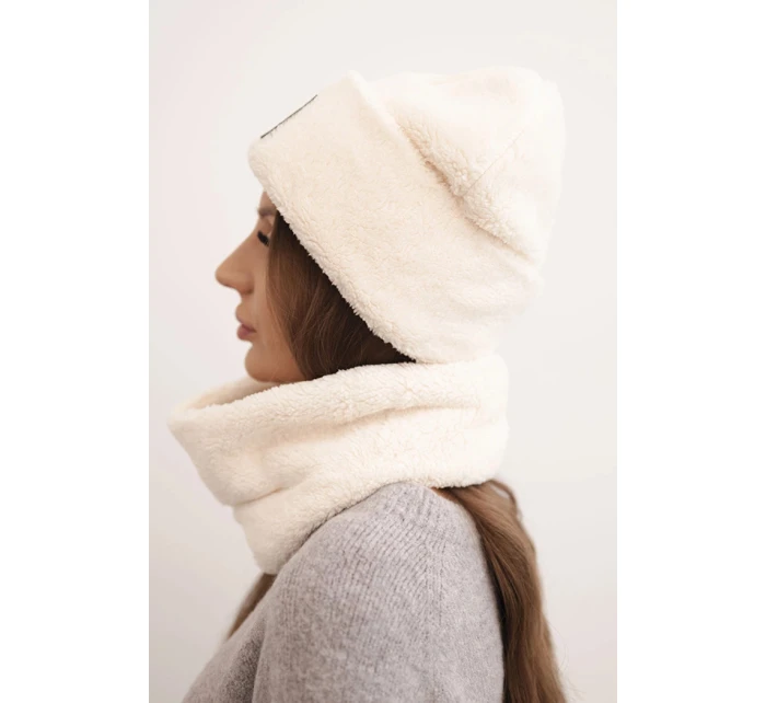 Dámská polarová souprava čepice a šála s ozdobnou nášivkou světle béžová Dámská polarová souprava čepice a šála s ozdobnou nášivkou světle béžová