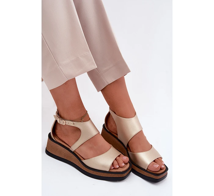 Kožené sandály na platformě model 22123142 Zlaté - Maciejka