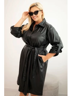 Dámské šaty z model 21397664 Plus Size s páskem a límečkem černá - K-Fashion