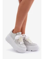 Kožené sneakersy na platformě model 21683567 stříbrné - CheBello