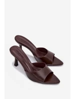 Lakované dámské nazouváky na podpatku čokoládové model 21918908 - Boto Lakované dámské nazouváky na podpatku čokoládové model 21918908 - Boto