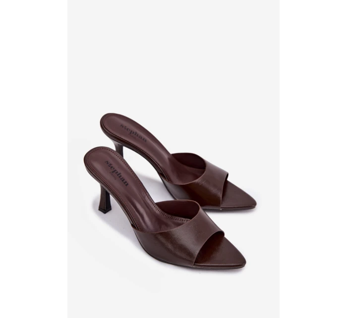 Lakované dámské nazouváky na podpatku čokoládové model 21918908 - Boto Lakované dámské nazouváky na podpatku čokoládové model 21918908 - Boto