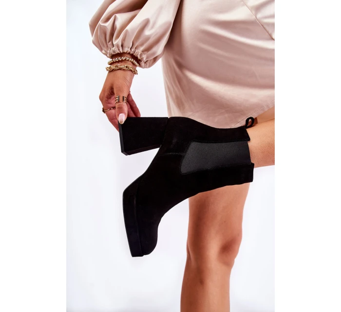 Semišové boty na masivním podpatku Laura Messi 2519 Černá