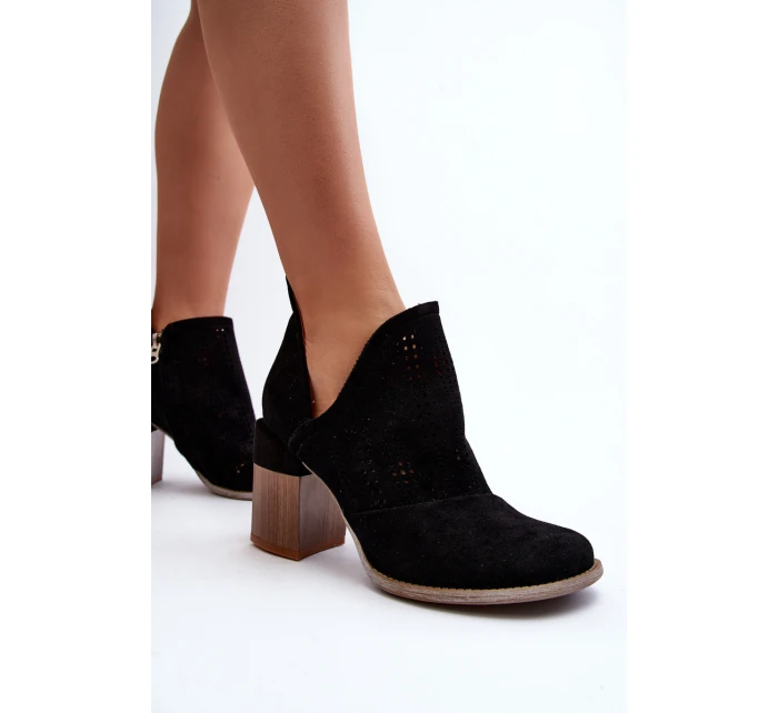 Dámské černé kozačky s výšivkou na podpatku model 21647675 - Boto Dámské černé kozačky s výšivkou na podpatku model 21647675 - Boto