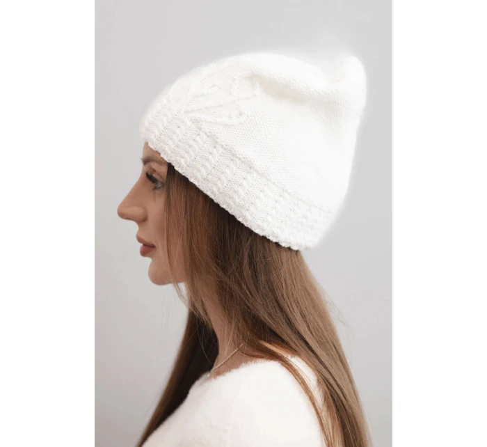 Dámská zimní čepice z vlny s ozdobným ražením K474 bílá