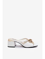 Kožené dámské sandály na podpatku s květinou bílé model 22140994 - Boto