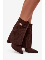 Zateplené dámské kozačky na podpatku s ozdobným páskem čokoládové model 21715350 - Boto
