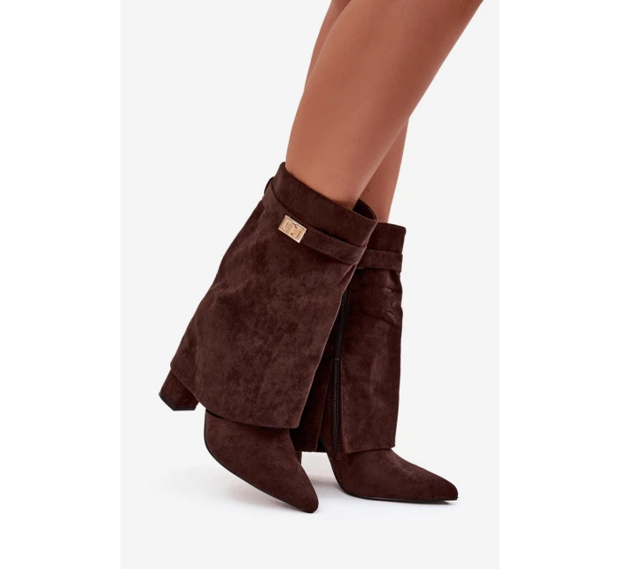 Zateplené dámské kozačky na podpatku s ozdobným páskem čokoládové model 21715350 - Boto