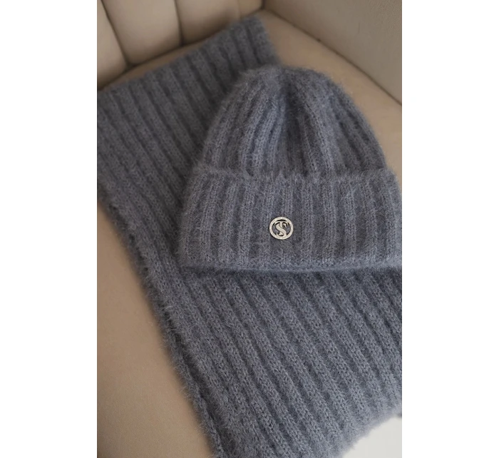 Dámská souprava čepice a dlouhý šátek z měkké příze tmavě šedý Dámská souprava čepice a dlouhý šátek z měkké příze tmavě šedý