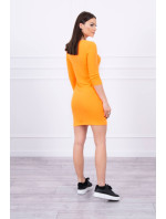 Přiléhavé šaty s oranžovým neonovým výstřihem