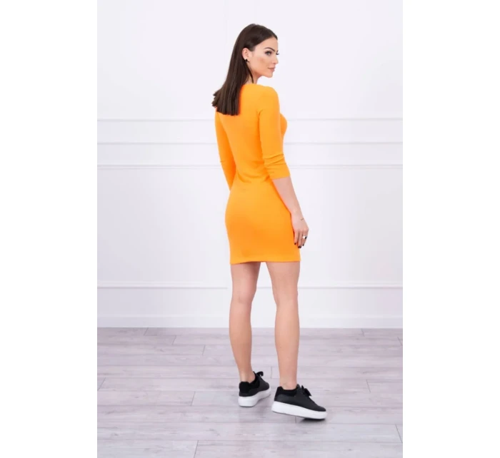 Přiléhavé šaty s oranžovým neonovým výstřihem