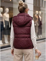 Kamizelka damska pikowana z kapturem bordowa model 22358231 - FashionStreet Kamizelka damska pikowana z kapturem bordowa model 22358231 - FashionStreet