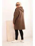 Dámský plášť Plus Size z umělé model 21297028 látky s kapucí a kapsami camelový - K-Fashion Dámský plášť Plus Size z umělé model 21297028 látky s kapucí a kapsami camelový - K-Fashion