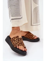 Dámské sandály na platformě a nízkém klínku s ozdobným detailem imitace leopardí kůže hnědé Saqesse