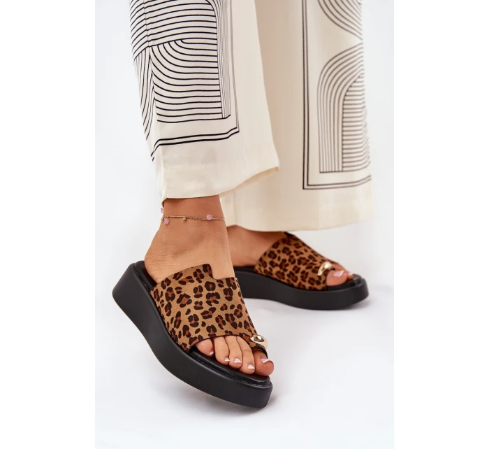 Dámské sandály na platformě a nízkém klínku s ozdobným detailem imitace leopardí kůže hnědé Saqesse
