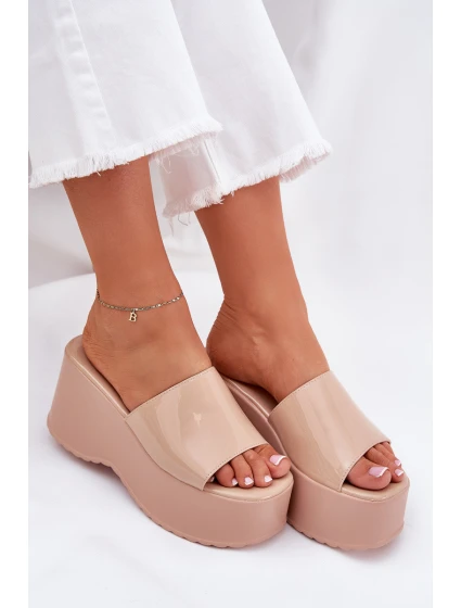 Dámské Pantofle Na Platformě A Klínu Béžové model 21687188 - Boto Dámské Pantofle Na Platformě A Klínu Béžové model 21687188 - Boto