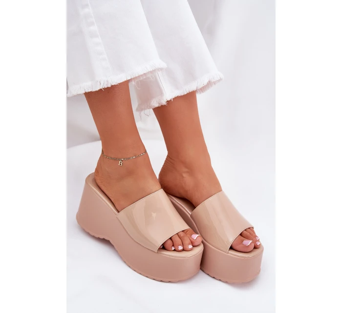 Dámské Pantofle Na Platformě A Klínu Béžové model 21687188 - Boto Dámské Pantofle Na Platformě A Klínu Béžové model 21687188 - Boto