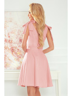 dámské šaty v pudrově růžové barvě s přeloženým obálkovým výstřihem a model 18056912 - numoco