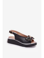 Dámské kožené sandály na klínu s mašlí model 21701827 černé - Zazoo Dámské kožené sandály na klínu s mašlí model 21701827 černé - Zazoo