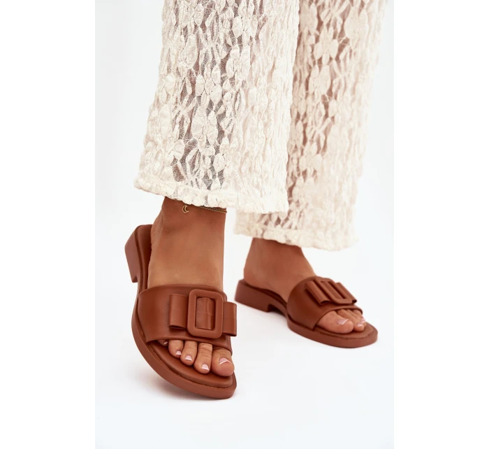 Dámské nazouváky na ploché podrážce s přezkou Camel model 21900536 - Boto Dámské nazouváky na ploché podrážce s přezkou Camel model 21900536 - Boto