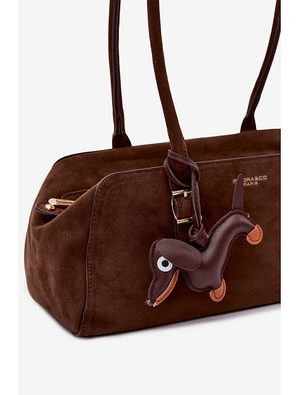Kožená kabelka z imitace semiše s přívěskem model 22111598 - Flora&Co Kožená kabelka z imitace semiše s přívěskem model 22111598 - Flora&Co