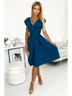 SCARLETT Rozšířené dámské šaty v mořské barvě s přeloženým obálkovým výstřihem model 18406484 - numoco SCARLETT Rozšířené dámské šaty v mořské barvě s přeloženým obálkovým výstřihem model 18406484 - numoco