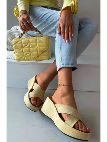Dámské pantofle na platformě z žluté model 21919321 - Boto