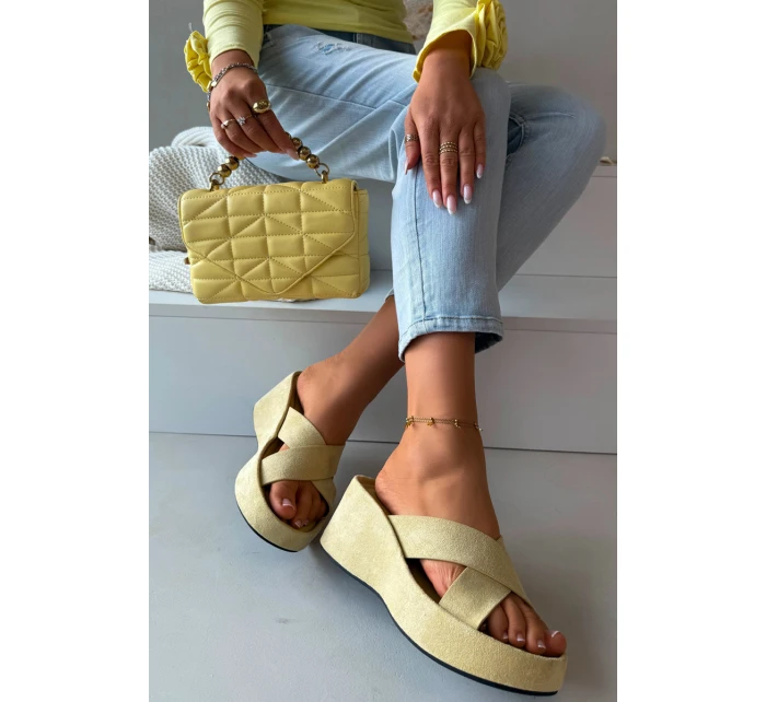 Dámské pantofle na platformě z žluté model 21919321 - Boto