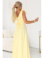 Elegantní večerní maxi šaty s rozparkem a růžemi  žluté model 22141510 - numoco