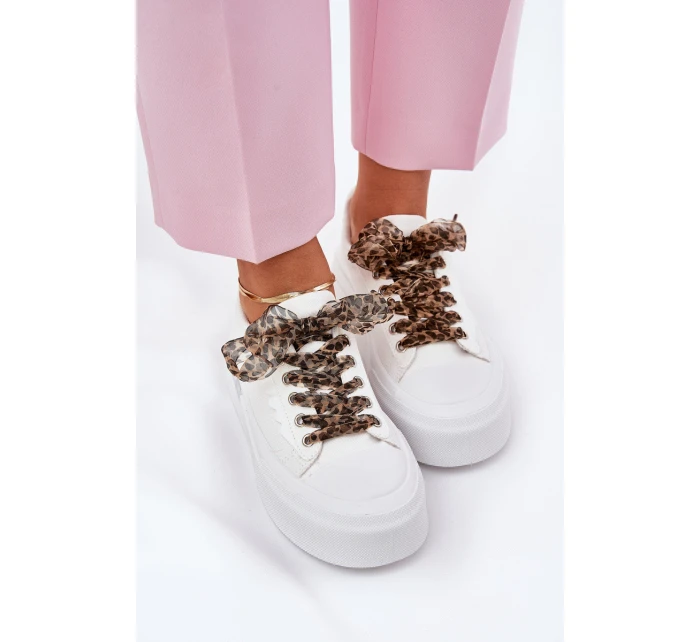 Dámské tenisky na masivní platformě s ozdobným šněrováním bílé model 21689278 - Boto