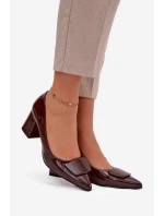 Dámské lakované lodičky na blokovém podpatku s ozdobou Isoline – čokoládové Dámské lakované lodičky na blokovém podpatku s ozdobou Isoline – čokoládové