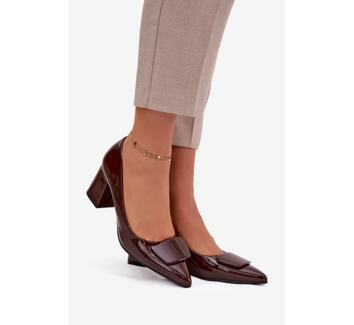 Dámské lakované lodičky na blokovém podpatku s ozdobou Isoline – čokoládové Dámské lakované lodičky na blokovém podpatku s ozdobou Isoline – čokoládové