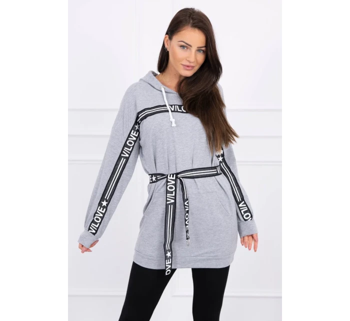 Šaty zdobené stuhou s nápisem šedá