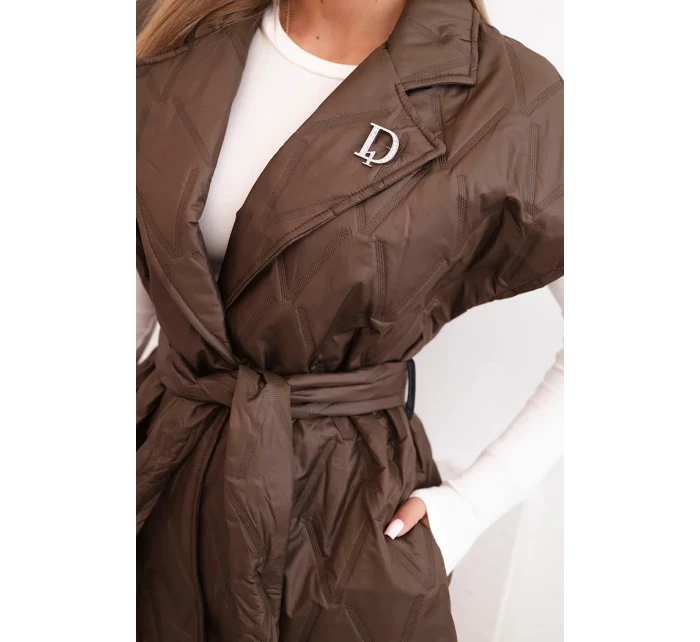 Dámská prošívaná vesta s páskem a širokým límcem hnědá