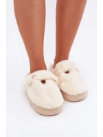 Hřejivé pantofle s malou broží světle béžové Primaria Hřejivé pantofle s malou broží světle béžové Primaria