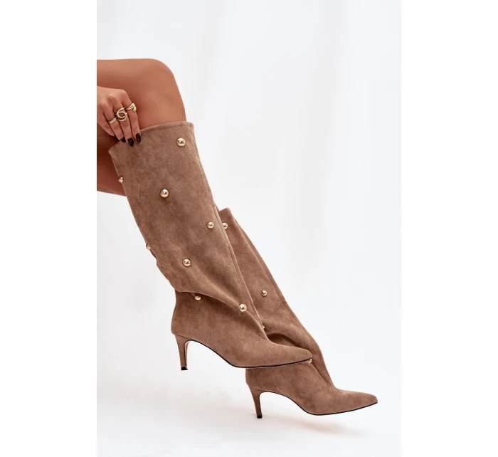 Dámské nazouvací kozačky na jehlovém podpatku Thaliane se zlatými ozdobami – béžové Dámské nazouvací kozačky na jehlovém podpatku Thaliane se zlatými ozdobami – béžové