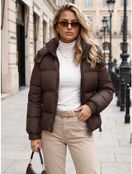 Kurtka damska zimowa pikowana z kapturem brązowa model 22361773 - FashionStreet Kurtka damska zimowa pikowana z kapturem brązowa model 22361773 - FashionStreet