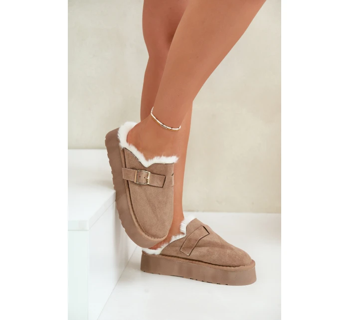 Dámské pantofle na silné podrážce s kožíškem a sponou tmavě béžové model 21677937 - Boto Dámské pantofle na silné podrážce s kožíškem a sponou tmavě béžové model 21677937 - Boto