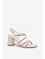 Dámské sandály na podpatku s pásky a kamínky Bílá model 22027976 - Boto Dámské sandály na podpatku s pásky a kamínky Bílá model 22027976 - Boto